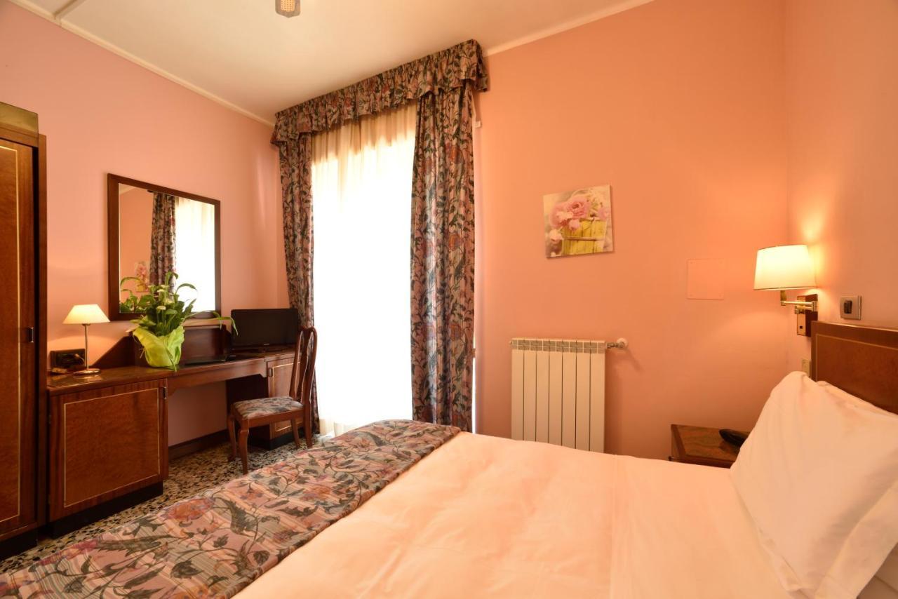 Hotel Bergamo Mare San Bartolomeo Al Mare Exteriör bild