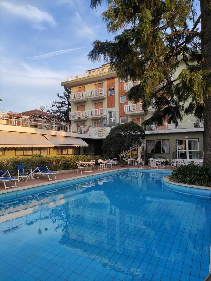 Hotel Bergamo Mare San Bartolomeo Al Mare Exteriör bild